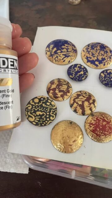 Trying out new paint! Apparently, this mica-based acrylic works for enameling too. Can’t wait to see how my doodles and sgraffito turn out after firing!

新しい画材を試しています。このマイカベースのアクリル絵の具は七宝焼きにも使えるのだそう。落書きとスクラフィートがどう焼き上がるのか楽しみです。

#enamel #enamelart #drawing #七宝 #painting